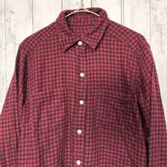 赤と黒のギンガムチェック柄長袖シャツ