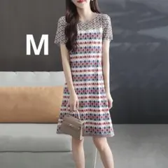 大人可愛い　ひざ丈花柄ワンピース　春夏のお出かけコーデに