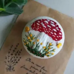 #419　きのこ　刺繍ブローチ　ハンドメイド　くるみボタン