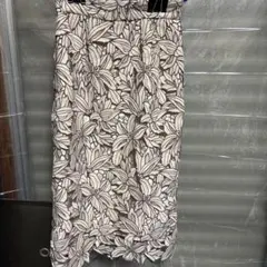 ジャスグリッティー花柄刺繍レースロングスカートサイズ2ベージュ美品膝下