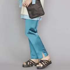 ビューティー＆ユース サテンスリットテーパードパンツ ブルー Sのサムネイル