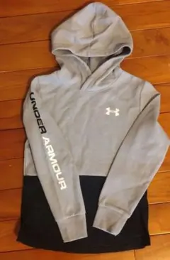 UNDER ARMOUR フード付きパーカー グレー/黒　130cm