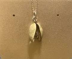 花びらデザイン ネックレス クリスタル付き