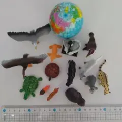 動物フィギュアセットと地球儀スポンジボール