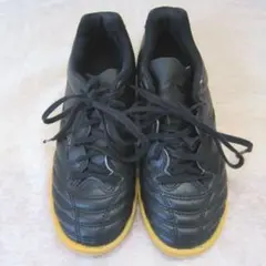 サッカージュニアインドアシューズ　ミズノ　黒/赤　22㎝　ok2509A