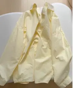 淡い黄色の長袖シャツ　コットン　カジュアル　オシャレ