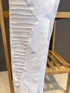 【定番】alo yoga ヨガパンツ ホワイト サイズMのサムネイル