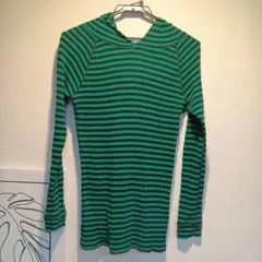 フード付き緑と黒ストライプ長袖トップス