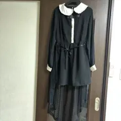 黒の長袖ワンピース 白い襟付き