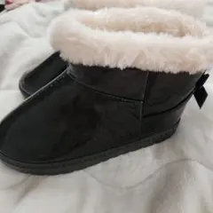 黒いファー付きブーツ