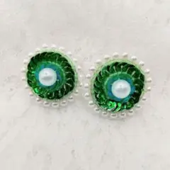ハンドメイド　スパンコール　パール　イヤリング　グリーン　ビーズ刺しゅう