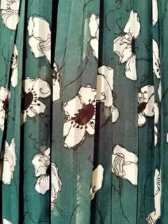 破れ有り YECCA VECCA（イェッカヴェッカ） 花柄プリーツロングスカートのサムネイル