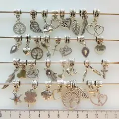 アクセサリーパーツ。チャーム付きロンデル。太穴タイプ。３２個。シルバーカラー。