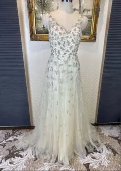 ビーズ装飾アイボリースリーブレスドレス