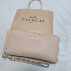 美品】COACH ベージュ レザー ポーチ タッセル付き - メルカリ
