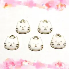 可愛い、猫ちゃんの金属チャーム ホワイト
