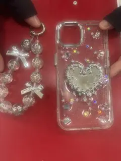 ハート型装飾のiPhoneケースとストラップ