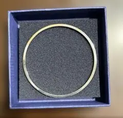 シンプルな金属製バングル