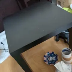 黒の木製正方形テーブル