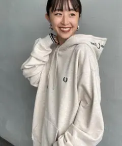 FRED PERRY 別注 フードロゴ刺繍スウェットパーカー フレッドペリー