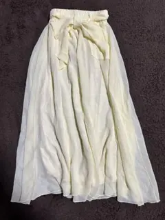 淡い黄色のロングスカート