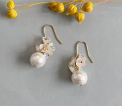 No.191 コットンパールと小花のピアス　10㎜ ホワイト　オーロラ