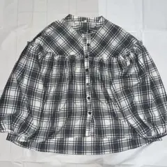 フリル付きチェック柄シャツ(グレー×ホワイト)