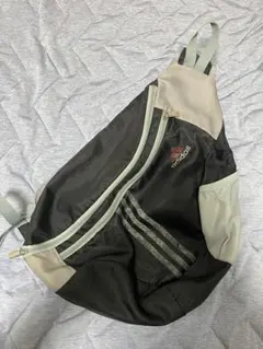 adidas スリングバッグ 黒/ベージュ
