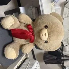 大きなベージュのクマのぬいぐるみ