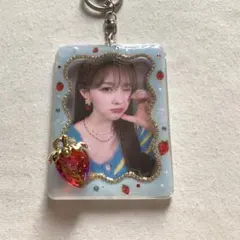 トレカ　ケース　デコ　レジン　硬質　キーホルダー　いちご　韓国　ストロベリー水色