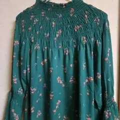 花柄シャーリングネック長袖ブラウス