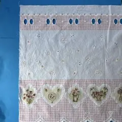 カフェカーテン ピンクとホワイトのチェック柄カフェカーテン、花柄刺繍風プリント柄