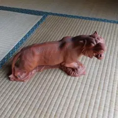 茶色の虎の置物