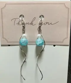 水色ビーズのスイングロングピアス