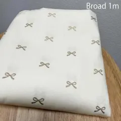 1ｍホワイト地に金のリボン柄ブロード生地はぎれ布オフ白アイボリーにゴールドりぼん