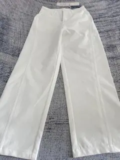 ホワイト ストレートレッグ カジュアルパンツ