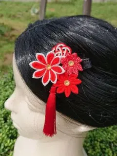 赤いお花のベビークリップ（つまみ細工・水引）