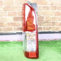 新車外し・美品】トヨタ・ハイエース純正テールランプ・右側 №546