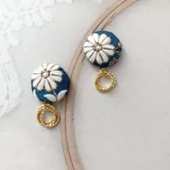 デニム調インド刺繍リボンのくるみボタンピアス 3連デザイン丸カン 匿名配送