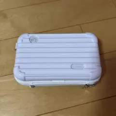 ミセスグリーンアップル The White Lounge ポーチ