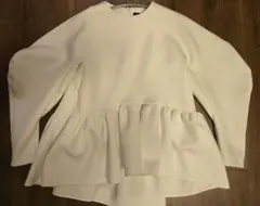 【美品】ツルバイマリコオイカワ Kirill キリル ペプラムトップス ホワイトのサムネイル
