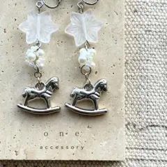 e117 一点もの　木馬の耳飾り　ハンドメイドアクセサリー　イヤリング　ピアス