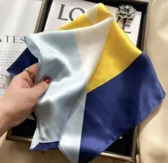 シルク100%スカーフ 幾何柄 イエロー 53cm 正方形 絹バンダナ