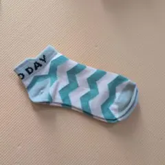 キッズ靴下 水色と白のジグザグ