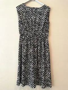 ストロベリーフィールズ ノースリーブ ひざ丈ワンピース