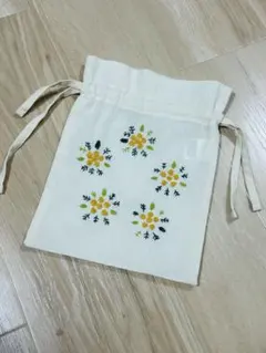 《ハンドメイド刺繍》　巾着袋　ミモザモチーフ