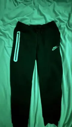 NIKE テックフリース 光る ‼️