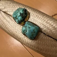 ターコイズ装飾の編み込みクラッチバッグ