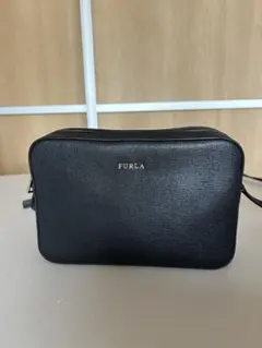 FURLA ブラックレザーショルダーバッグ ダブルファスナー リリー ロゴ金具