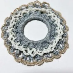 フリルデザインのシュシュ（かぎ針編み）！グレーとホワイト！ヘアアクセサリー